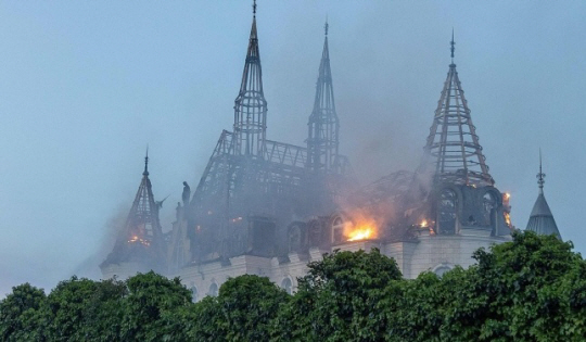 29일(현지시간) 러시아 공습에 불타는 우크라이나 오데사 ‘해리포터 성’. AFP 연합뉴스