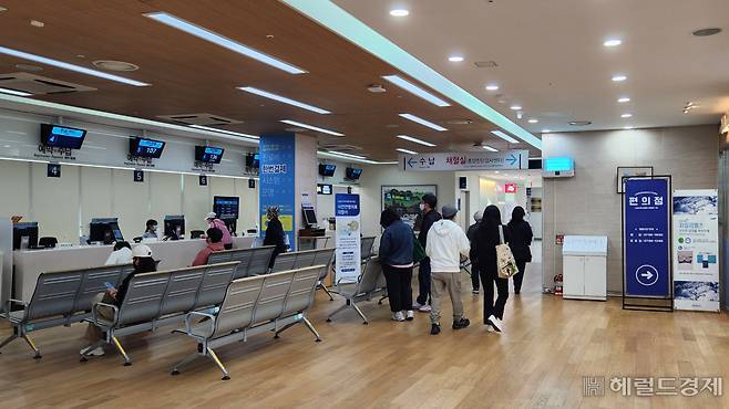 30일 오전 의대 교수들이 휴진에 돌입한 서울대병원에서 환자들이 기다리고 있는 모습. 안효정 기자