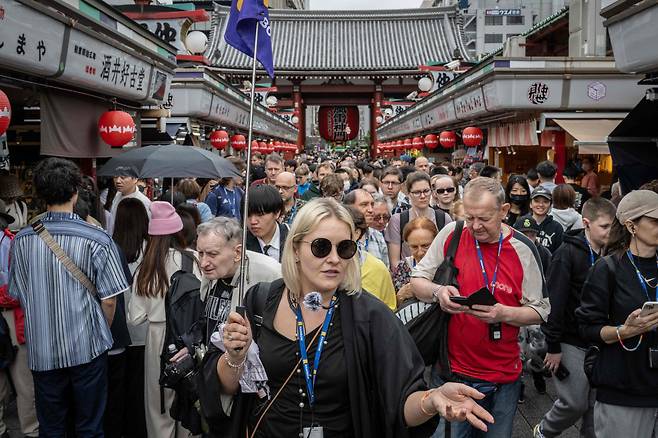 해외 관광객들이 30일 일본 도쿄 나카미세도리를 지나가고 있다. [AFP]
