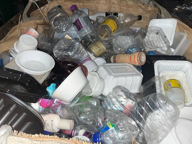 공동주택 플라스틱 쓰레기 배출장에 페트병이 쌓여있다. 주소현 기자