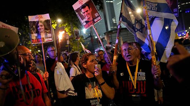 하마스에 의해 가자 지구에 억류된 이스라엘 인질들의 석방을 촉구하는 시위대