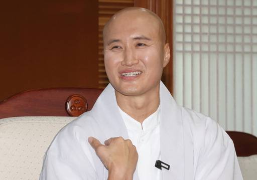 ‘뉴진스님’으로 인기를 끌고 있는 개그맨 윤성호. 조계종 제공