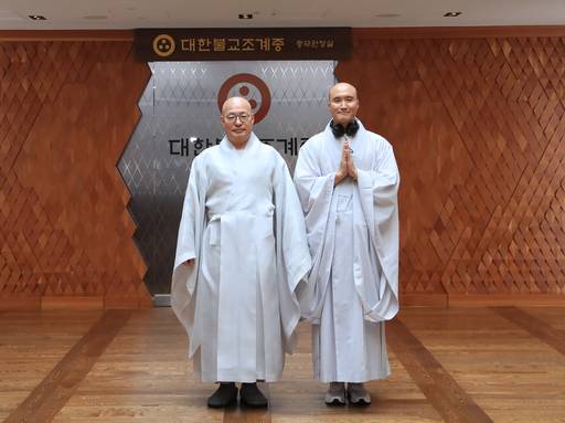 대한불교조계종 총무원장 진우스님이&nbsp;30일 ‘뉴진스님’&nbsp;윤성호를 만나&nbsp;기념사진을 찍고 있다. 조계종 제공
