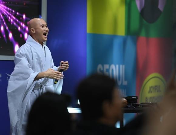 ‘2024서울국제불교박람회’에서 디제잉하는 ‘뉴진스님’ 윤성호. 2024서울국제불교박람회 사무국 제공