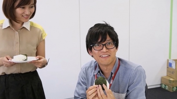 일본 여성(왼쪽)이 겨드랑이를 이용해 만든 오니기리(주먹밥)을 맛보는 남성의 모습. 해당 영상은 중국 동영상 공유 사이트에 2016년 업로드 된 것이다.