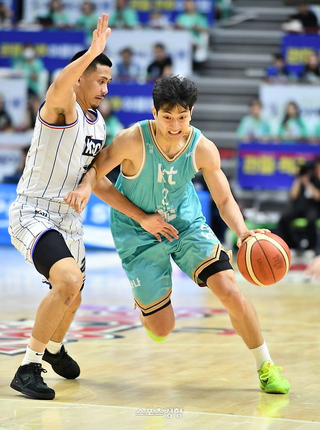 KT 허훈이 29일 챔피언결정전 2차전에서 수비를 뚫고 돌파하고 있다. KBL 제공