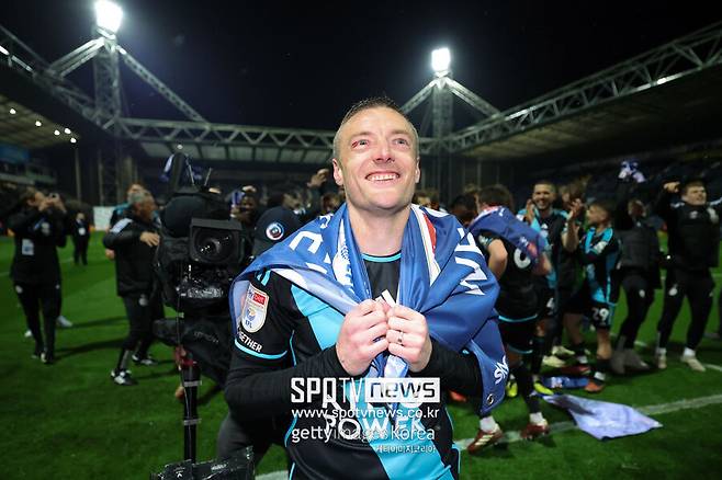 ▲ 레스터 시티는 30일(한국시간) 영국 프레스턴의 딥데일에서 열린 2023-24시즌 잉글랜드 챔피언십 45라운드에서 프레스턴 노스 엔드에 3-0 완승을 거뒀다. 이로써 레스터 시티는 31승4무10패(승점 97)로 잔여 경기와 상관없이 리그 우승을 차지했다. 2위 리즈 유나이티드와 3위 입스위치 타운은 각각 리그 1경기와 2경기를 남겨뒀지만, 전승을 거둬도 레스터 시티를 따라잡을 수 없다.