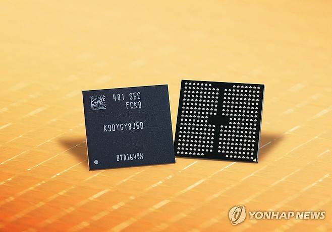 삼성전자, 업계 최초 '9세대 V낸드' 양산 (서울=연합뉴스) 삼성전자가 업계 최초로 '1Tb(테라비트) TLC(Triple Level Cell) 9세대 V낸드' 양산을 시작했다고 23일 밝혔다. 사진은 삼성전자 9세대 V낸드 제품. 2024.4.23 [삼성전자 제공. 재판매 및 DB 금지] photo@yna.co.kr