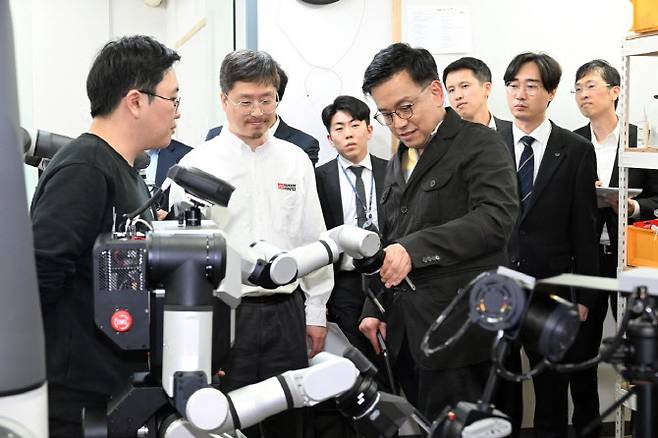 지난달 8일 최상목 부총리가  대전 유성구에 위치한 레인보우로보틱스 본사를 방문했다. 이 자리에서 세계 최초의 이동형 양팔로봇 RB-Y1의 직접 교시 기능을 체험하고 있다. 사진=레인보우로보틱스