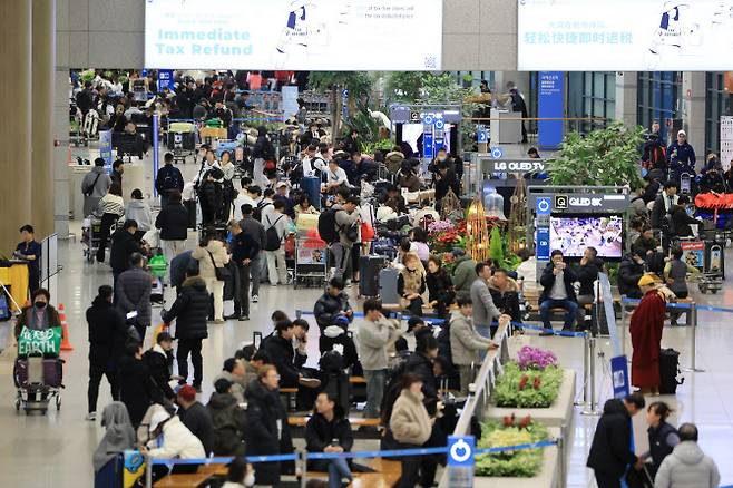 지난 1월 16일 오후 인천국제공항 제1여객터미널이 여행객들로 붐비고 있다.(사진=연합뉴스)