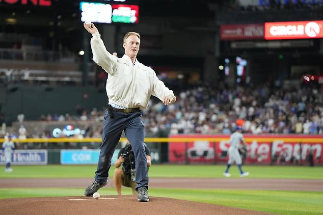 (해충업체 직원 맷 힐튼이 1일 미국 애리조나주 피닉스 체이스필드에서&nbsp; '즉석' 시구를 하고 있다)