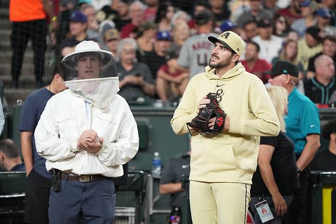 (방역복을 입고 시구를 하기 위해 기다리는 맷 힐튼(왼쪽))