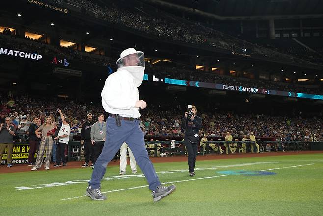 (시구를 위해 마운드로 발걸음을 옮기고 있는 맷 힐튼)