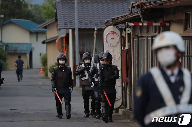 지난 5월26일(현지시간) 일본 나가노현 나카노시 에베 지역에서 총기 사건이 발생했다. 경찰관들이 현장 근처를 둘러보는 모습. 23.05.26 ⓒ AFP=뉴스1 ⓒ News1 김예슬 기자(사진은 기사 내용과 무관함) / 뉴스1 ⓒ News1