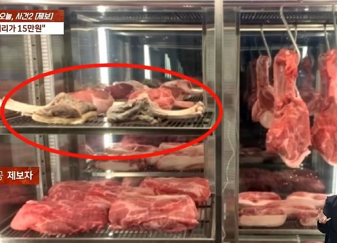 손님에게 비곗덩어리 삼겹살을 팔아 논란이 됐던 제주 유명 식당의 전 직원이 해당 식당에 대해 "상한 고기를 팔기도 했다"고 폭로했다. (JTBC '사건반장' 갈무리)