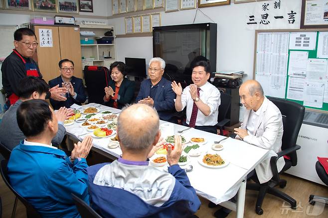 김창규 제천시장(오른쪽 두번째)이 경로당에서 노인들과 식사를 함께하며 대화를 나누고 있다.(제천시 제공)2024.5.1/뉴스1