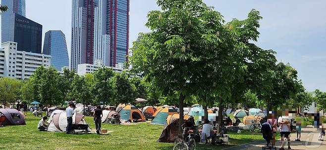 1일 낮 12시 서울 여의도 한강공원이 텐트와 돗자리로 꽉 차 있다. 2024.05.01 ⓒ 뉴스1 김예원 기자