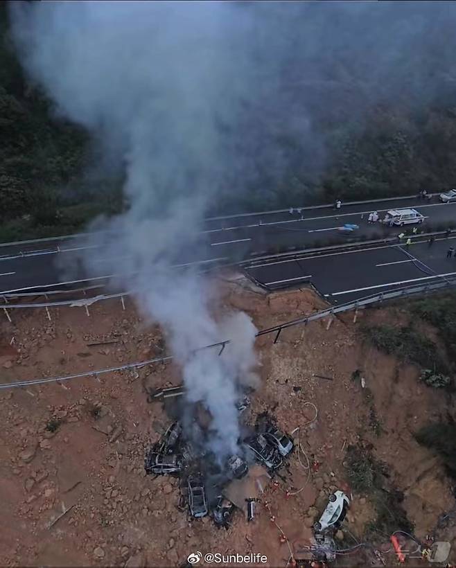 중국 남부 광둥성에서 고속도로가 붕괴돼 최소 19명이 숨지고 30명이 부상했다. (웨이보 갈무리)