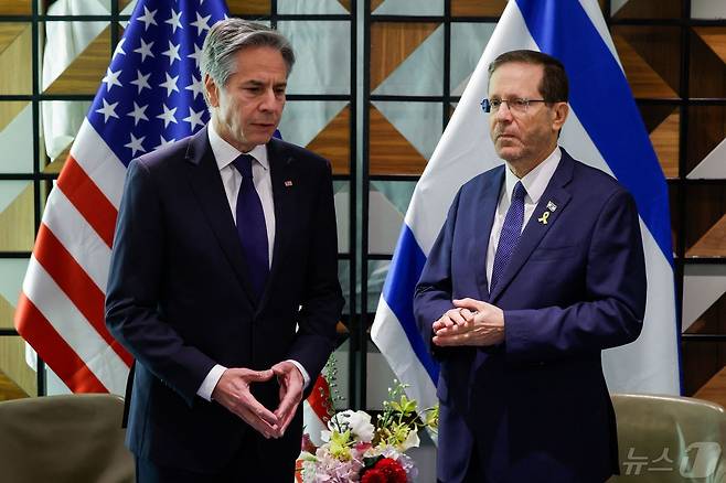 가자 해법 모색을 위해 중동 순방에 나선 토니 블링컨 미 국무장관(왼쪽)이 1일 텔아비브에서 이츠하크 헤르초그 이스라엘 대통령을 만나고 있다. 2024.05.01 ⓒ AFP=뉴스1 ⓒ News1 정지윤기자