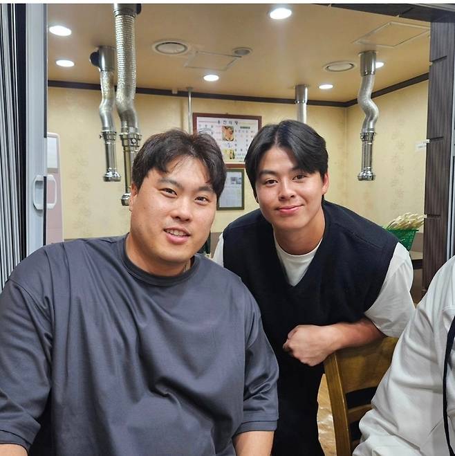 한화 류현진과 노시환이 지난 30일 대전의 한 식당에서 포즈를 취하고 있다. 사진 | 류현진 개인채널