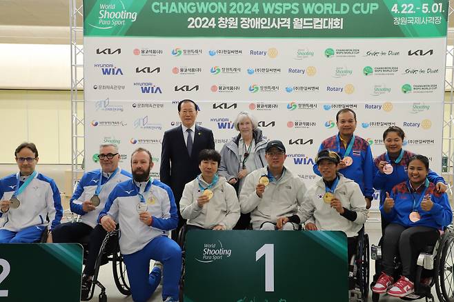 R6 단체전에서 금메달을 따낸 한국 선수들이 시상식 후 메달을 들어보이고 있다. 대한장애인사격연맹 제공