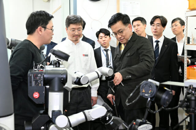 최상목 부총리가 레인보우로보틱스 이동형 양팔로봇 RB-Y1의 직접 교시 기능을 체험하고 있다. (사진=레인보우로보틱스)