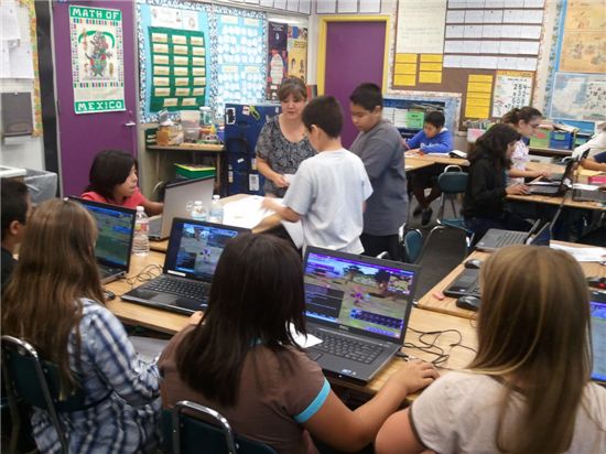 '로즈 온라인'으로 수학을 배우고 있는 미국 초등학교 수업 현장