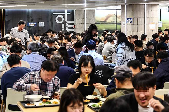 고물가로 식비를 아끼려는 직장인들이 늘고 있는 가운데 24일 서울 시내의 한 구내식당에 점심식사를 하는 직장인들로 붐비고 있다./뉴시스