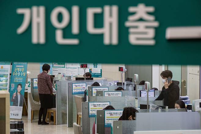 서울시내 한 은행 영업점을 찾은 고객들이 상담을 받고 있다./뉴스1