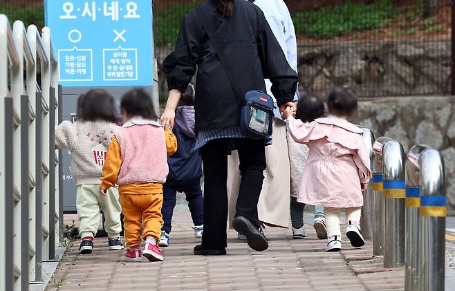 서울 시내의 한 유치원 인근에서 어린이들이 산책을 하고 있다. /연합뉴스
