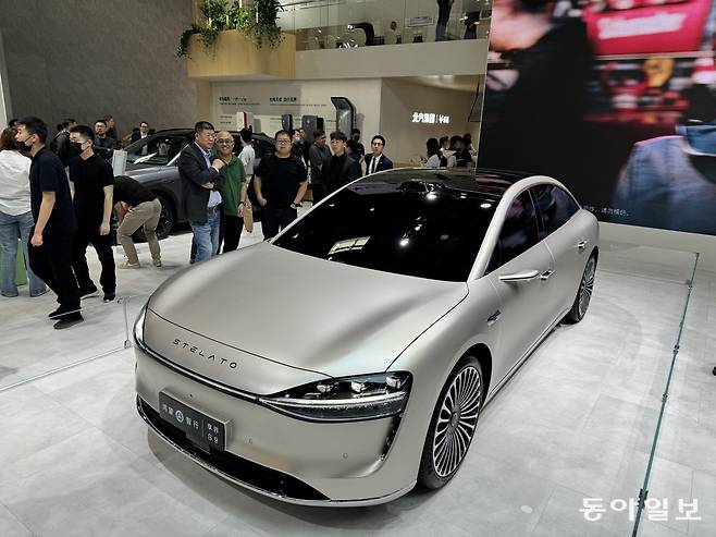 25일 ‘2025 오토 차이나(베이징 모터쇼)’에서 중국 전자업체 화웨이와 베이징자동차(BAIC)가 합작한 전기차 ‘샹제(스텔라토)’가 공개된 모습. 베이징=구특교 기자 kootg@donga.com