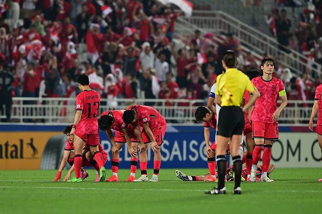 한국 선수들이 U-23 아시안컵 8강전 인도네시아와 승부차기에서 진 뒤 아쉬워하고 있다. 대한축구협회 제공