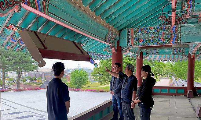 관북리 발굴 책임자인 심상육 국립부여문화재연구소 선임연구원(왼쪽 셋째)이 지난 29일 사비문 누각에서 관북리 유적지의 특징과 발굴 현황을 설명하고 있다. 송인걸 기자