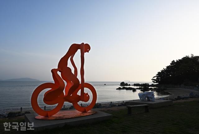배미꾸미해변에는 이일호 작가의 조각작품 수십 점이 세워져 있다.