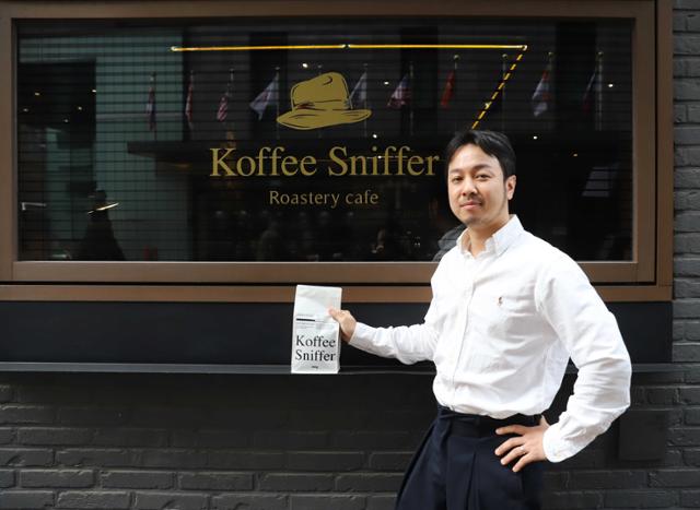 신은수 커피 스니퍼 대표가 서울 중구 북창동 본점에서 직접 로스팅한 원두 제품을 들고 있는 모습. 신세계백화점 제공