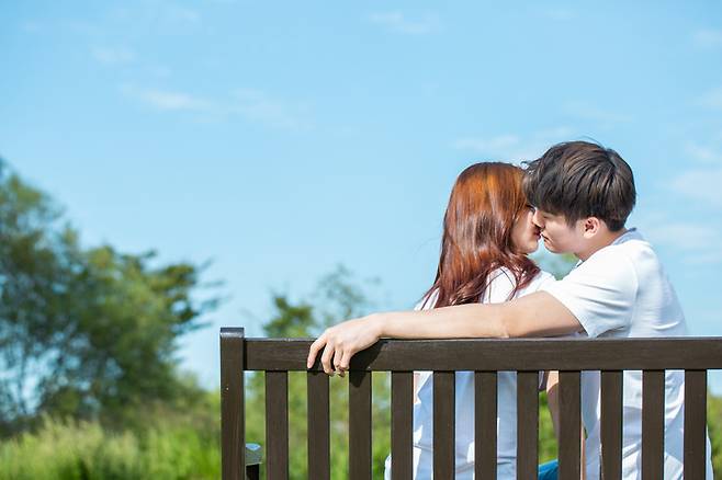 감염성 단핵구증은 주로 타액과 같은 구강 분비물로 전파되기 때문에 타인과 키스하는 등 접촉하거나 같은 그릇에 음식을 나눠 먹으면 감염될 수 있다./사진=클립아트코리아