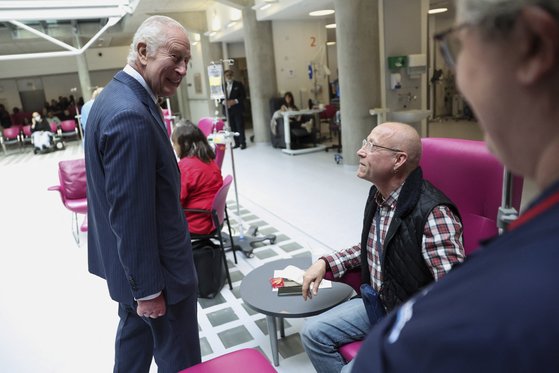찰스 3세 국왕이 30일(현지시간) 영국 런던에 있는 맥밀란 암센터를 방문해 환자들을 만나고 있다. AP=연합뉴스