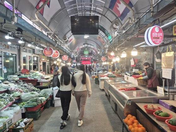 김해 동상 재래시장에서 장을 보러 나온 외국인 여성들이 물건을 살펴보고 있다. 김민주 기자