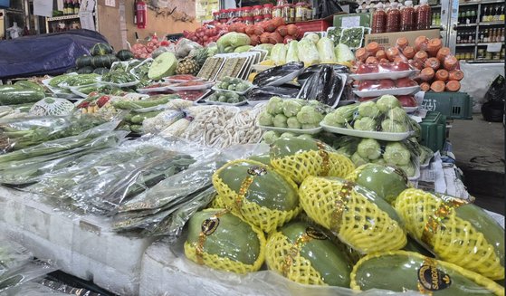 김해 동상 재래시장의 한 가게 매대에 망고와 파파야, 고수, 공심채 등 외국인이 즐겨 찾는 과일과 채소가 진열돼있다. 김민주 기자