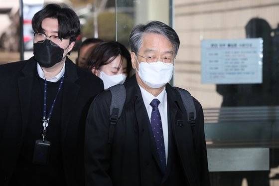 자녀 특혜 채용 의혹을 받는 송봉섭 전 중앙선거관리위원회 사무차장이 지난 3월 7일 서울중앙지방법원에서 열린 영장실질심사에 출석하고 있다. 송 전 차장은 2018년 1월 충북선관위 공무원 경력 채용 당시 한 모 전 충북선관위 관리과장에게 딸의 채용을 청탁한 혐의를 받는다. 법원은 당시 영장을 기각했다. 뉴스1