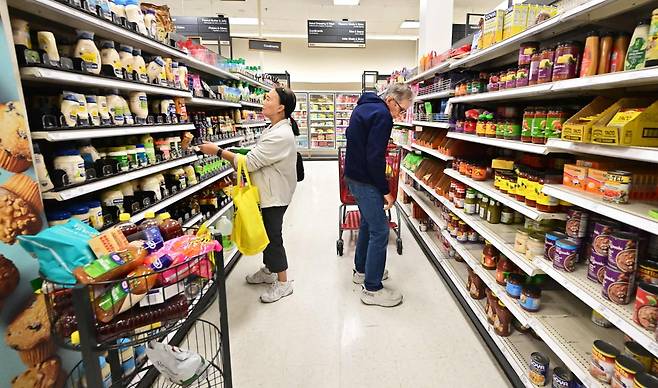 지난 26일(현지시간) 미국 캘리포니아주에 있는 한 대형마트에서 소비자들이 식료품을 고르고 있는 모습. 사진=AFP