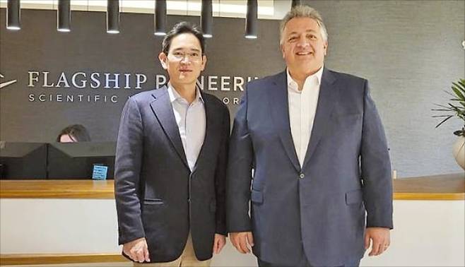 이재용 삼성전자 회장(왼쪽)이 2021년 미국 바이오 전문 벤처캐피털인 플래그십파이어니어링의 누바르 아페얀 최고경영자(CEO)를 만나 협력 방안을 논의한 뒤 기념 촬영을 하고 있다.   /삼성전자 제공
