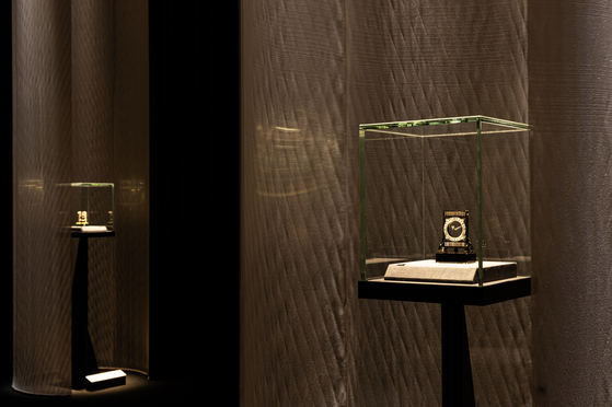 Items on display at the Seoul leg of “Cartier, Crystallization of Time,” jointly held by the JoongAng Ilbo and Seoul Design Foundation at the Dongdaemun Design Plaza in central Seoul  [JOONGANG PHOTO]