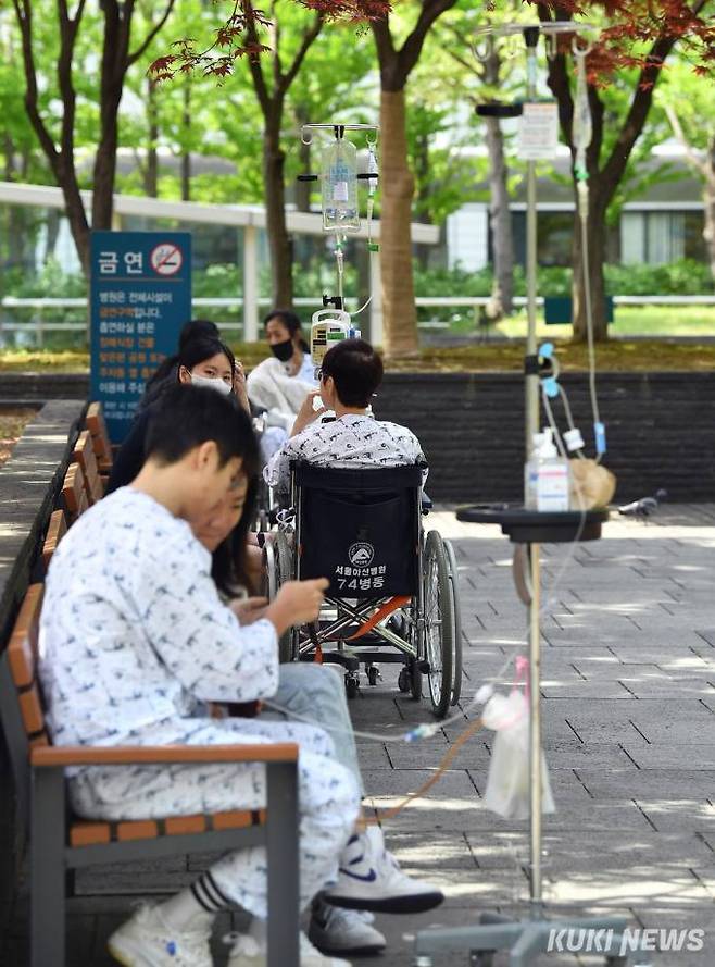 1일 노동절 휴일을 맞아 보호자들이 병원에 입원 중인 환자를 찾았다. 서울 아산병원 내 잘 조성된 실외 정원을 찾은 환자와 가족이 5월의 신록아래 삼삼오오 모여앉아 이야기 꽃을 피우고 있다.