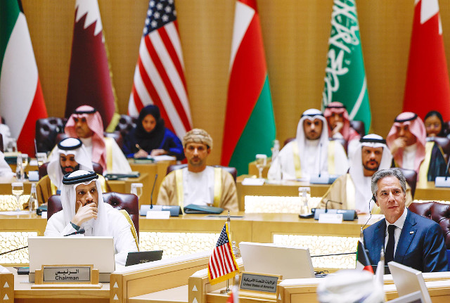 토니 블링컨 미 국무장관과 모하메드 빈 압둘라흐만 빈 자심 알타니 카타르 총리가 29일(현지시간) 사우디아라비아 리야드에서 열린 미국-걸프협력회의 각료회의에 참석해 있다. AP연합뉴스