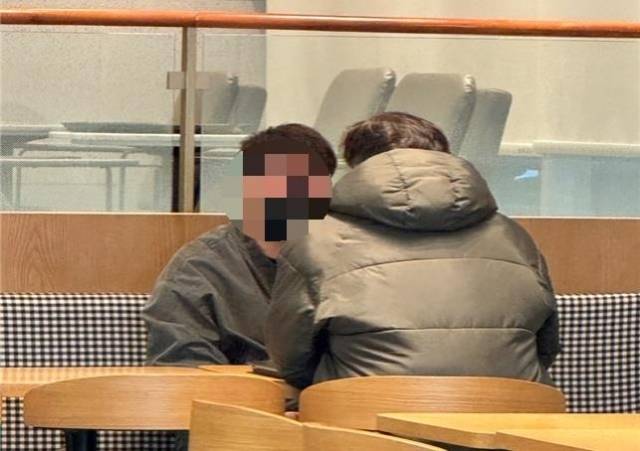 구인자로 가장해 구매대행 아르바이트생 면접 보는 보이스피싱 일당의 모습. 관악경찰서 제공