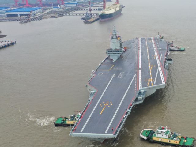 중국의 세 번째 항모 푸젠함이 1일 상하이에서 첫 시험항해를 위해 출항하고 있다. 신화연합뉴스