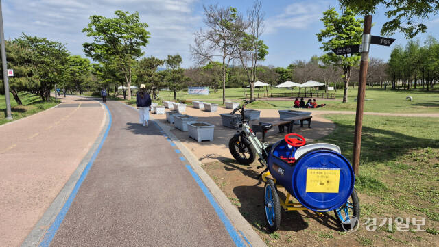 30일 오후 2시께 남양주시 조안면 수변생태공원인 물의 정원에 전기 자전거와 깡통열차가 세워져 있다. 이대현기자