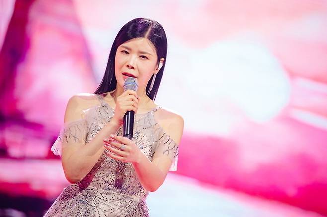 30일 방영된 MBN ‘한일가왕전’에서 한국 팀 가수 린이 은방울자매의 ‘삼천포 아가씨’를 부르는 모습. MBN