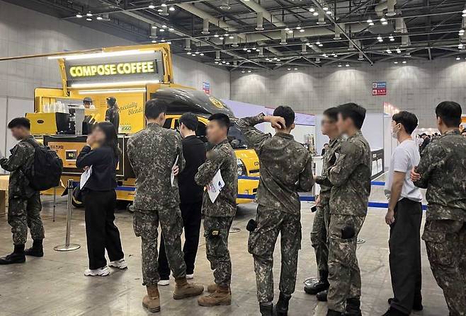 컴포즈커피는 경기도 일산 킨텍스에서 진행된 ‘국군장병 취업박람회’에서 ‘무료 커피트럭 이벤트’를 진행했다. [컴포즈커피 제공]